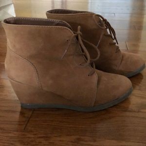 Madden Girl size 8 wedged bootie shoes